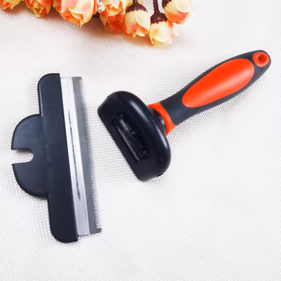 Großhandel mit maßgeschneidertem Haustier-Haarentfernungskamm, Hundefell-Entfilzungstrimmer, Katzen-Enthaarungsbürste, Pflegewerkzeug